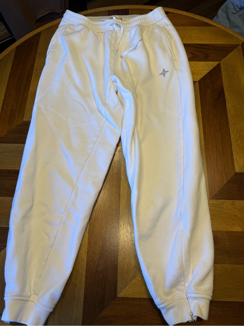 Tuckernuck Sport White
Sweatpant Joggers
Bottom Side Zipper Size
Medium *flaw